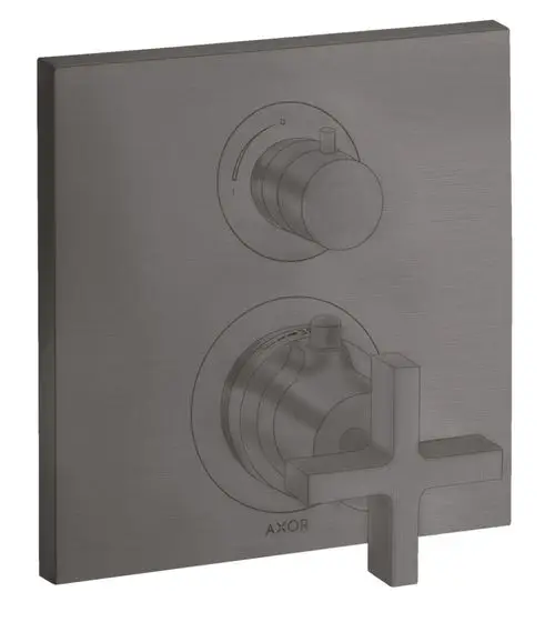 Unterputz-Thermostat mit zwei Steuergriffen und Kreuzgriff von AXOR in gebürstetem Schwarzchrom, montiert auf einem quadratischen Plattenhintergrund.